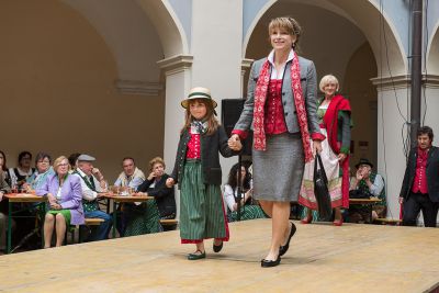 Lipizzaner trifft Lipizzanerdirndl _1