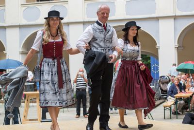 Lipizzaner trifft Lipizzanerdirndl _1