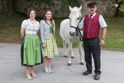 Lipizzaner trifft Lipizzanerdirndl _1