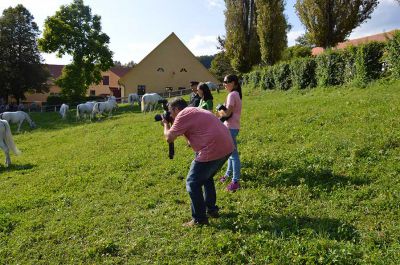 Making of - neue Lipizzanerdirndlkollektion 2016