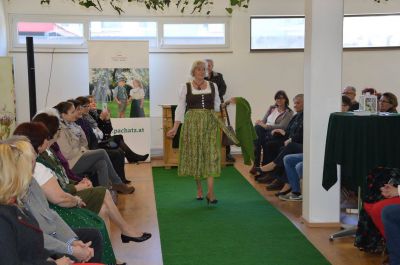 Modeschau –  Trachtenpräsentation Lipizzanerheimatklang